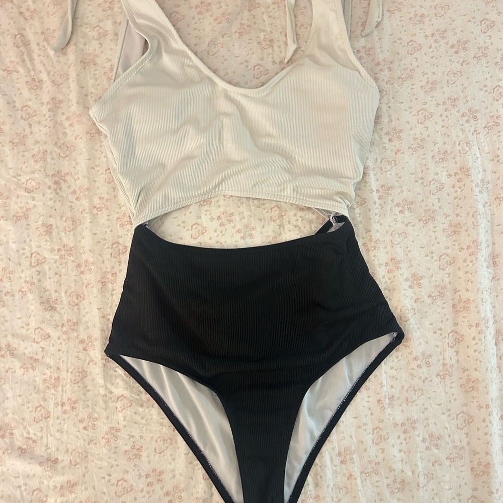 Old Navy White and Black Women Swim One Piece